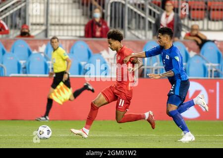 Toronto, Canada, le 8 septembre 2021 : Tajon Buchanan (No.11) d'équipe Canada participe au match de qualification de la coupe du monde de la FIFA 2022 de l'équipe El Salvador contre Ronald Rodriguez (No.5) à BMO Field, à Toronto, au Canada. Le Canada a gagné le match 3-0. Banque D'Images