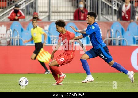 Toronto, Canada, le 8 septembre 2021 : Tajon Buchanan (No.11) d'équipe Canada participe à la compétition de ballon contre Ronald Gómez (No.5) d'équipe El Salvador lors du match de qualification de la coupe du monde de la FIFA 2022 de la CONCACAF à BMO Field, à Toronto, au Canada. Le Canada a gagné le match 3-0. Banque D'Images