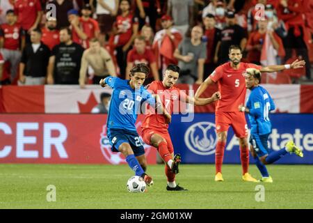 Toronto, Canada, le 8 septembre 2021 : Enrico Hernández (no 20) de l'équipe El Salvador concurrence le ballon contre Stephen Eustáquio (no 7) d'équipe Canada lors du match de qualification de la coupe du monde de la FIFA 2022 de la CONCACAF à BMO Field, à Toronto, Canada. Le Canada a gagné le match 3-0. Banque D'Images