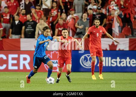 Toronto, Canada, le 8 septembre 2021 : Enrico Hernández (no 20) de l'équipe El Salvador concurrence le ballon contre Stephen Eustáquio (no 7) d'équipe Canada lors du match de qualification de la coupe du monde de la FIFA 2022 de la CONCACAF à BMO Field, à Toronto, Canada. Le Canada a gagné le match 3-0. Banque D'Images