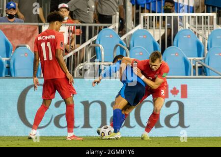 Toronto, Canada, le 8 septembre 2021 : Alistair Johnston (no 2) d'équipe Canada participe à la compétition de balle contre Joshua Pérez (no 8) d'équipe El Salvador lors du match de qualification de la coupe du monde de la FIFA 2022 de la CONCACAF à BMO Field, à Toronto, au Canada. Le Canada a gagné le match 3-0. Banque D'Images