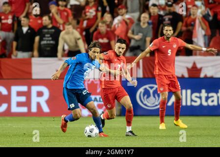 Toronto, Canada, le 8 septembre 2021 : Enrico Hernández (no 20) de l'équipe El Salvador concurrence le ballon contre Stephen Eustáquio (no 7) d'équipe Canada lors du match de qualification de la coupe du monde de la FIFA 2022 de la CONCACAF à BMO Field, à Toronto, Canada. Le Canada a gagné le match 3-0. Banque D'Images