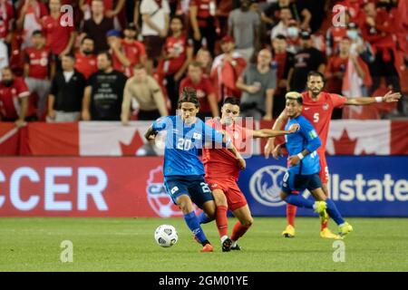 Toronto, Canada, le 8 septembre 2021 : Enrico Hernández (no 20) de l'équipe El Salvador concurrence le ballon contre Stephen Eustáquio (no 7) d'équipe Canada lors du match de qualification de la coupe du monde de la FIFA 2022 de la CONCACAF à BMO Field, à Toronto, Canada. Le Canada a gagné le match 3-0. Banque D'Images