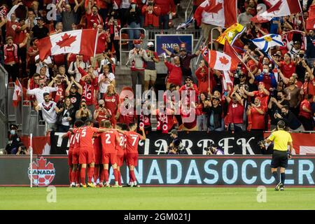 Toronto, Canada, le 8 septembre 2021 : les joueurs d'équipe Canada et les supporters d'équipe Canada célèbrent le troisième but du match de qualification de la coupe du monde de la FIFA 2022 de la CONCACAF contre l'équipe El Salvador à BMO Field, à Toronto, au Canada. Canada le match a gagné 3-0. Banque D'Images