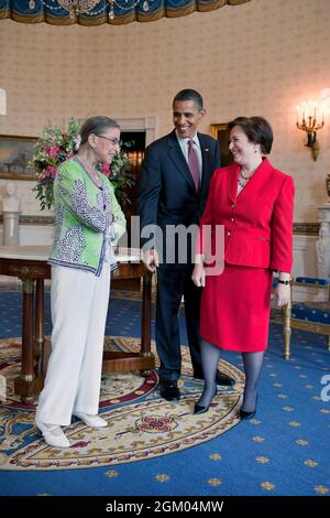 Le président Barack Obama visite le juge de la Cour suprême Ruth Bader Ginsburg et la juge de la Cour suprême récemment confirmée Elena Kagan dans la salle bleue de la Maison Blanche, avant la réception de confirmation de Kagan dans la salle est, le 6 août 2010. (Photo officielle de la Maison Blanche par Pete Souza)cette photo officielle de la Maison Blanche est disponible uniquement pour publication par les organismes de presse et/ou pour impression personnelle par le(s) sujet(s) de la photo. La photographie ne peut être manipulée d'aucune manière et ne peut pas être utilisée dans des documents commerciaux ou politiques, des publicités, des courriels, des produits, des pro Banque D'Images