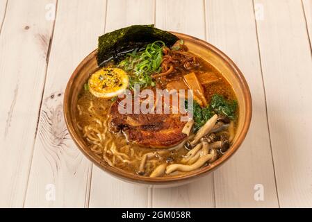 Ramen Tokio avec viande, nouilles, champignons et algues cuites dans un grand bol brun Banque D'Images