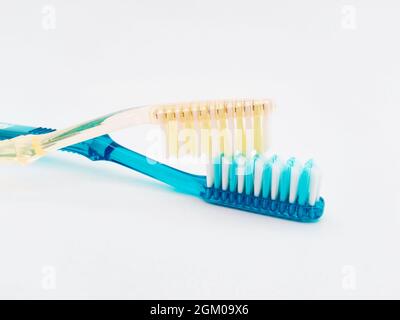 Utilisez une brosse à dents sur un fond blanc isolé Banque D'Images