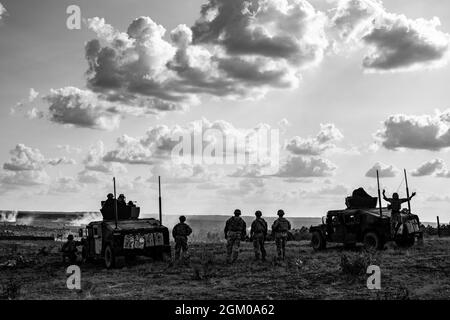 Les parachutistes affectés au 1er Bataillon, 508e Régiment d'infanterie de parachutistes, 3e Brigade combat Team, 82e Division aéroportée participent à un exercice de tir en direct combiné d'armes (CALFEX) sur fort Bragg, N.C., le 14 septembre 2021. Le CALFEX permet d'affiner l'état de préparation tactique dans les situations d'incendie en direct. (É.-U. Photo de l'armée par PFC. Vincent Levelev) Banque D'Images