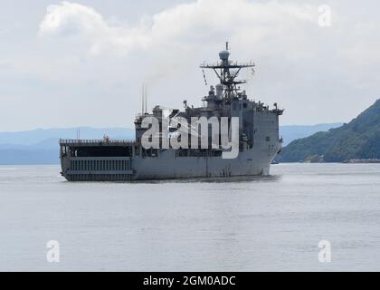 Le navire d'atterrissage amphibie USS Germantown (LSD 42) quitte le commandant des activités de la flotte Sasebo, Japon (CFAS) le 15 septembre 2021. Germantown déportera les ports de Sasebo à San Diego après avoir servi comme navire déployé à l'avant dans la 7e flotte américaine depuis le 5 janvier 2011. (É.-U. Photo marine par Jasmine Ikusebiala Spécialiste communication de masse 3ème classe) Banque D'Images