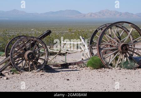 Vieux buckboard parmi les ruines de l'ancienne ville aurifère de Rhyolite, Nevada Banque D'Images