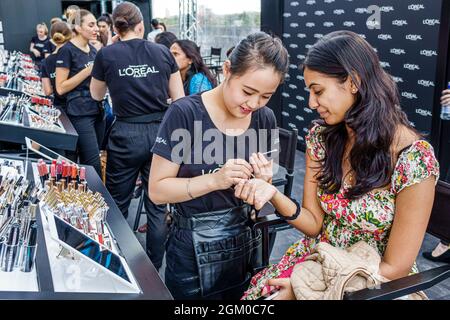 Melbourne Australie, Docklands Harbour Esplanade Fashion Festival, femme asiatique, l'Oréal Paris cosmétique esthéticienne conseils de maquillage gratuits Banque D'Images