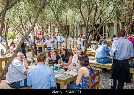 Johannesburg Afrique du Sud, Maboneng District, quartier urbain plus doux Fox Street, Canteen @ Arts on main, restaurant repas en plein air à l'extérieur des tables Banque D'Images