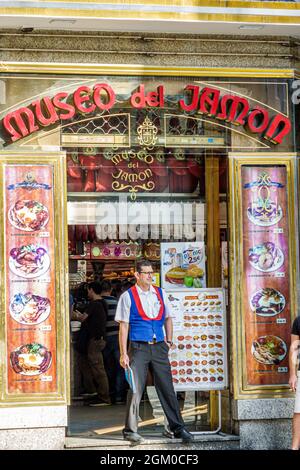 Madrid Espagne,Centro Carrera de San Jeronimo,Museo del Jamon Musée de Ham,restaurant d'entrée hispanique homme employé Banque D'Images