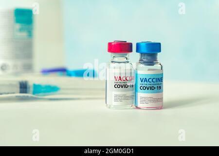 Concept du vaccin Covid-19 du coronavirus - deux flacons en verre sur la table, seringue hypodermique près de la vue rapprochée. Étiquette conception propre - données fictives, pas de produ réel Banque D'Images