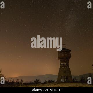 Tour du belvédère Haj Nova Bana. Slovaquie. Tour d'observation avec ciel nocturne en arrière-plan. Banque D'Images