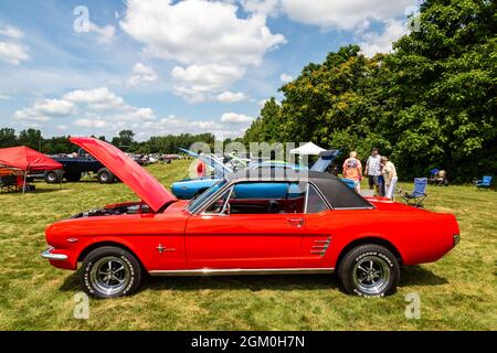 Un coupé Ford Mustang rouge classique 1966 a le capot ouvert pour être exposé lors d'un salon de voiture à fort Wayne, Indiana, États-Unis. Banque D'Images