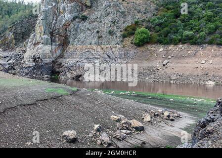 José María de Oriol - Alcántara II, deuxième plus grand réservoir hydroélectrique espagnol, géré par Iberdrola, vu avec un niveau d'eau bas inhabituel, à la hauteur de Cachorrilla à Cáceres.le gouvernement espagnol a annoncé une enquête contre la société énergétique, Iberdrola, en raison de la vidange soudaine de deux réservoirs hydroélectriques: Ricobayo (Zamora) et Valdecañas (Cáceres), pendant le pic du prix de la production d'énergie. Iberdrola a augmenté la production d'énergie hydroélectrique de 37.9% au cours de la première moitié de l'année. Il y a maintenant un troisième cas possible en cours d'enquête, la section espagnole Banque D'Images