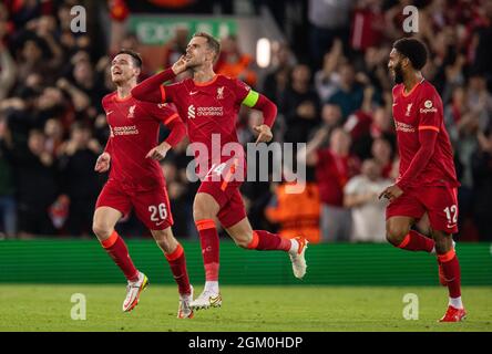 Liverpool. 16 septembre 2021. Le capitaine de Liverpool Jordan Henderson (C) célèbre après avoir remporté le troisième but lors du match de l'UEFA Champions League Group B entre Liverpool et l'AC Milan à Anfield à Liverpool, en Grande-Bretagne, le 15 septembre 2021. Credit: Xinhua/Alay Live News Banque D'Images