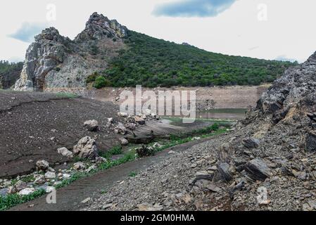 José María de Oriol - Alcántara II, deuxième plus grand réservoir hydroélectrique espagnol, géré par Iberdrola, vu avec un niveau d'eau bas inhabituel, à la hauteur de Cachorrilla à Cáceres.le gouvernement espagnol a annoncé une enquête contre la société énergétique, Iberdrola, en raison de la vidange soudaine de deux réservoirs hydroélectriques: Ricobayo (Zamora) et Valdecañas (Cáceres), pendant le pic du prix de la production d'énergie. Iberdrola a augmenté la production d'énergie hydroélectrique de 37.9% au cours de la première moitié de l'année. Il y a maintenant un troisième cas possible en cours d'enquête, la section espagnole Banque D'Images