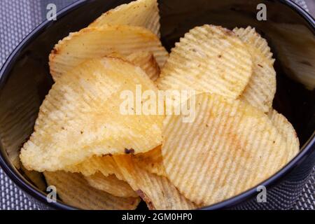 Bol de pommes de terre frites sur la table Banque D'Images