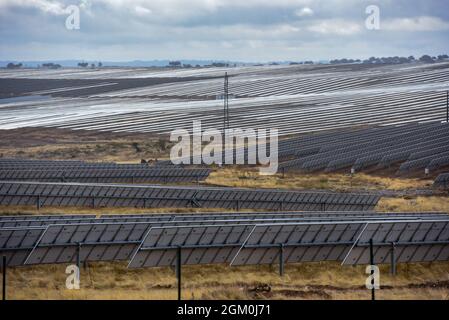 Ceclavon, Caceres, Espagne. 15 septembre 2021. La centrale photovoltaïque de Ceclavin construite et gérée par Iberdrola avec 850000 modules et la puissance finale sera de 328MW. Le gouvernement espagnol a annoncé une enquête contre la société énergétique Iberdrola, en raison de la vidange soudaine de deux réservoirs hydroélectriques: Ricobayo (Zamora) et Valdecañas (CÃceres), pendant le pic du prix de la production d'énergie. Iberdrola a augmenté la production d'énergie hydroélectrique de 37.9% au cours de la première moitié de l'année. Il y a maintenant un troisième cas possible en cours d'enquête, le deuxième plus grand hydr espagnol Banque D'Images