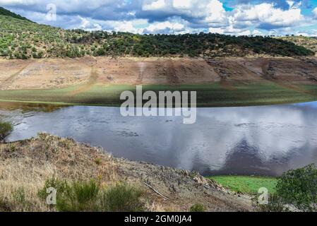 Ceclavon, Caceres, Espagne. 15 septembre 2021. Le deuxième plus grand réservoir hydroélectrique espagnol, José María-a de Oriol - AlcÃntara II, géré par Iberdrola, vu avec un niveau d'eau bas inhabituel, à la hauteur de Cachorrilla à Cíceres.le gouvernement espagnol a annoncé une enquête contre la société énergétique, Iberdrola, en raison de la vidange soudaine de deux réservoirs hydroélectriques: Ricobayo (Zamora) et Valdecañas (CÃceres), pendant le pic du prix de la production d'énergie. Iberdrola a augmenté la production d'énergie hydroélectrique de 37.9% au cours de la première moitié de l'année. Il y en a maintenant un troisième Banque D'Images