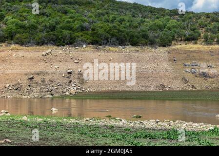 Ceclavon, Caceres, Espagne. 15 septembre 2021. Le deuxième plus grand réservoir hydroélectrique espagnol, José María-a de Oriol - AlcÃntara II, géré par Iberdrola, vu avec un niveau d'eau bas inhabituel, à la hauteur de Cachorrilla à Cíceres.le gouvernement espagnol a annoncé une enquête contre la société énergétique, Iberdrola, en raison de la vidange soudaine de deux réservoirs hydroélectriques: Ricobayo (Zamora) et Valdecañas (CÃceres), pendant le pic du prix de la production d'énergie. Iberdrola a augmenté la production d'énergie hydroélectrique de 37.9% au cours de la première moitié de l'année. Il y en a maintenant un troisième Banque D'Images