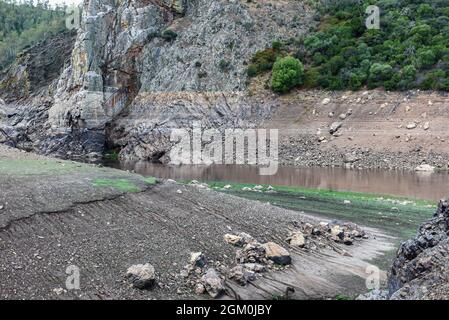 Ceclavon, Caceres, Espagne. 15 septembre 2021. Le deuxième plus grand réservoir hydroélectrique espagnol, José María-a de Oriol - AlcÃntara II, géré par Iberdrola, vu avec un niveau d'eau bas inhabituel, à la hauteur de Cachorrilla à Cíceres.le gouvernement espagnol a annoncé une enquête contre la société énergétique, Iberdrola, en raison de la vidange soudaine de deux réservoirs hydroélectriques: Ricobayo (Zamora) et Valdecañas (CÃceres), pendant le pic du prix de la production d'énergie. Iberdrola a augmenté la production d'énergie hydroélectrique de 37.9% au cours de la première moitié de l'année. Il y en a maintenant un troisième Banque D'Images