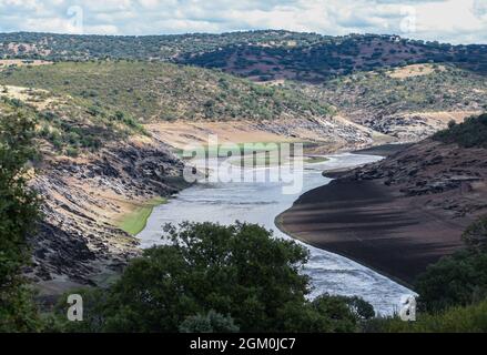 Ceclavon, Caceres, Espagne. 15 septembre 2021. Le deuxième plus grand réservoir hydroélectrique espagnol, José María-a de Oriol - AlcÃntara II, géré par Iberdrola, vu avec un niveau d'eau bas inhabituel, à la hauteur de Cachorrilla à Cíceres.le gouvernement espagnol a annoncé une enquête contre la société énergétique, Iberdrola, en raison de la vidange soudaine de deux réservoirs hydroélectriques: Ricobayo (Zamora) et Valdecañas (CÃceres), pendant le pic du prix de la production d'énergie. Iberdrola a augmenté la production d'énergie hydroélectrique de 37.9% au cours de la première moitié de l'année. Il y en a maintenant un troisième Banque D'Images