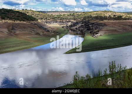 Ceclavon, Caceres, Espagne. 15 septembre 2021. Le deuxième plus grand réservoir hydroélectrique espagnol, José María-a de Oriol - AlcÃntara II, géré par Iberdrola, vu avec un niveau d'eau bas inhabituel, à la hauteur de Cachorrilla à Cíceres.le gouvernement espagnol a annoncé une enquête contre la société énergétique, Iberdrola, en raison de la vidange soudaine de deux réservoirs hydroélectriques: Ricobayo (Zamora) et Valdecañas (CÃceres), pendant le pic du prix de la production d'énergie. Iberdrola a augmenté la production d'énergie hydroélectrique de 37.9% au cours de la première moitié de l'année. Il y en a maintenant un troisième Banque D'Images