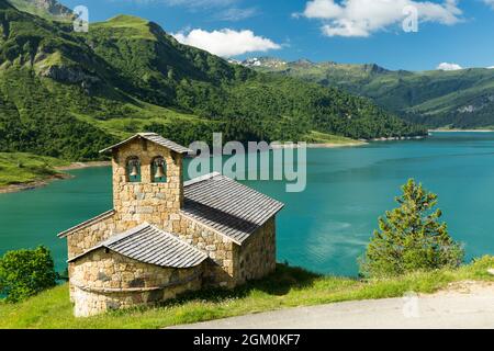 FRANCE SAVOIE (73) BEAUFORT, CHAPELLE ET LAC DE ROSELEND, MASSIF DE BEAUFORTAIN Banque D'Images