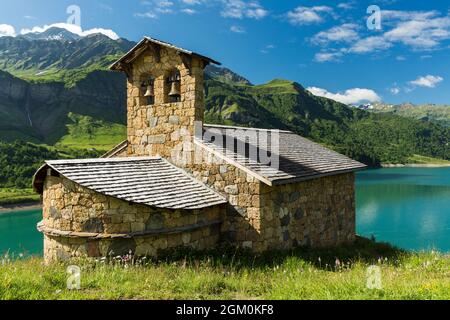 FRANCE SAVOIE (73) BEAUFORT, CHAPELLE À CÔTÉ DU LAC ROSELEND, MASSIF DE BEAUFORTAIN Banque D'Images