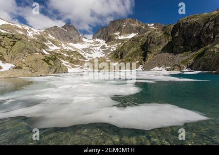 FRANCE HAUTE-SAVOIE (74) CHAMONIX, LE LAC BLANC, L'AIGUILLE DU BELVÉDÈRE ET DE LA TÊTE PLATE, L'AIGUILLE ROUGE DU MASSIF Banque D'Images