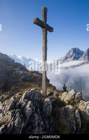 FRANCE HAUTE-SAVOIE (74) VALLORCINE, CROIX AU SOMMET DU PIC DES POSETTES EN ARRIÈRE-PLAN PICS DES ROUGES Banque D'Images