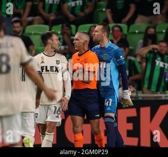 Austin, Texas, États-Unis. 15 septembre 2021: L'arbitre Tim Ford passe entre le FC Los Angeles, avant Danny Musovski (16) et le gardien de but du FC Austin, Brad Stuver (41), lors d'un match de football de ligue majeure entre le FC Austin et le LAFA le 15 septembre 2021 à Austin, Texas. (Credit image: © Scott Coleman/ZUMA Press Wire) Credit: ZUMA Press, Inc./Alamy Live News Banque D'Images
