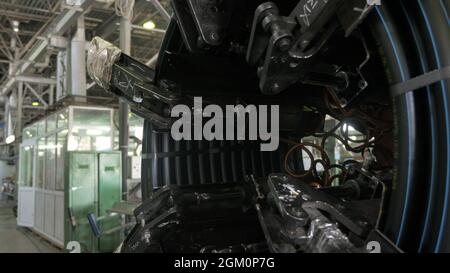 RUSSIE, ANGARSK - 8 JUIN 2018 : tuyau de bobine de filetage de rouleau. Fabrication de tuyaux d'eau en plastique usine. Procédé de fabrication de tubes en plastique sur la machine Banque D'Images