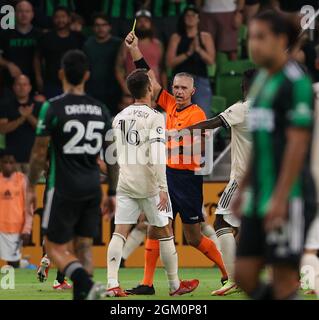 Austin, Texas, États-Unis. 15 septembre 2021: L'arbitre Tim Ford émet une carte jaune au FC Los Angeles avant Danny Musovski (16) après une altercation avec le gardien de but du FC Austin Brad Stuver (41) lors d'un match de football de la Ligue majeure entre le FC Austin et le LAFA le 15 septembre 2021 à Austin, Texas. (Credit image: © Scott Coleman/ZUMA Press Wire) Credit: ZUMA Press, Inc./Alamy Live News Banque D'Images