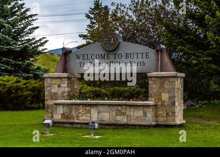 Butte, Montana, États-Unis - 4 juillet 2020 : panneau accueillant au point d'entrée de la ville préservée Banque D'Images