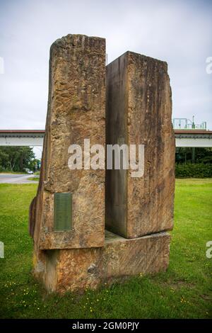 Lathen, Allemagne. 30 juillet 2021. Une pierre commémorative se trouve à côté de l'installation d'essai TransRapid Emsland (TVE). En 2006, un accident s'est produit à l'installation d'essai avec 23 décès. (À dpa '15 ans de TransRapid accident: À la vitesse 170 dans la catastrophe') Credit: Sina Schuldt/dpa/Alay Live News Banque D'Images