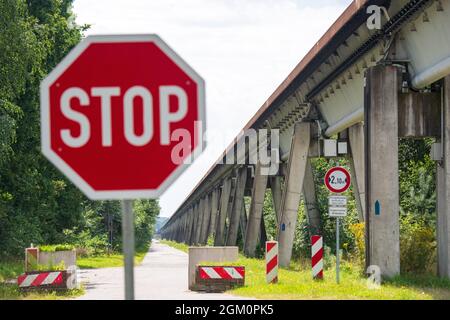 Lathen, Allemagne. 30 juillet 2021. Un panneau d'arrêt se trouve en face de l'installation d'essai TransRapid d'Emsland désaffectée (TVE). En 2006, un accident s'est produit à l'installation d'essai avec 23 décès. (À dpa '15 ans de TransRapid accident: À la vitesse 170 dans la catastrophe') Credit: Sina Schuldt/dpa/Alay Live News Banque D'Images