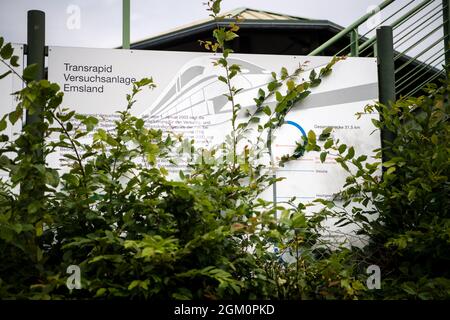 Lathen, Allemagne. 30 juillet 2021. Un panneau informant de la mise hors service de l'installation de test TransRapid Emsland (TVE) a grandi. En 2006, un accident s'est produit à l'installation d'essai avec 23 décès. (À dpa '15 ans de TransRapid accident: À la vitesse 170 dans la catastrophe') Credit: Sina Schuldt/dpa/Alay Live News Banque D'Images