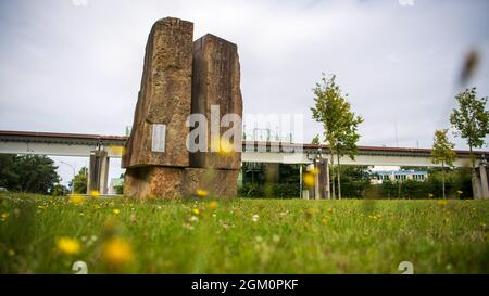 Lathen, Allemagne. 30 juillet 2021. Une pierre commémorative se trouve à côté de l'installation d'essai TransRapid Emsland (TVE). En 2006, un accident s'est produit à l'installation d'essai avec 23 décès. (À dpa '15 ans de TransRapid accident: À la vitesse 170 dans la catastrophe') Credit: Sina Schuldt/dpa/Alay Live News Banque D'Images