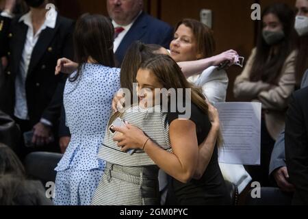 L'ancien gymnaste olympique américain Aly Raisman, à gauche, accueille la NCAA et le champion du monde Gymnast Maggie Nichols à la suite d'une audience du Comité sénatorial de la magistrature pour examiner le rapport de l'inspecteur général sur le traitement de l'enquête du Federal Bureau of Investigation par Larry Nassar dans le Hart Senate Office Building à Washington, DC, États-Unis, mercredi 15 septembre, 2021. Photo de Rod Lamkey/CNP/ABACAPRESS.COM Banque D'Images