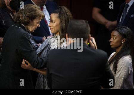 LE gymnaste OLYMPIQUE AMÉRICAIN Simone Biles, à droite, se trouve près de la sénatrice américaine Dianne Feinstein (démocrate de Californie), à gauche, parle avec l'ancien gymnaste olympique américain Aly Raisman, deuxième de gauche, À la suite d'une audience du Comité sénatorial de la magistrature pour examiner le rapport de l'inspecteur général sur le traitement de l'enquête par le Federal Bureau of Investigation de Larry Nassar dans l'édifice Hart Senate Office à Washington, DC, USA, le mercredi 15 septembre, 2021. Photo de Rod Lamkey/CNP/ABACAPRESS.COM Banque D'Images