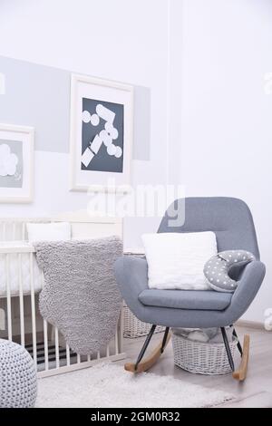 Chambre bébé lit bébé blanc avec design et fauteuil Photo Stock - Alamy