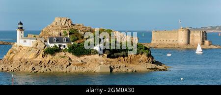 FRANCE. FINISTÈRE (29) BAIE DE MORLAIX SUR LA MER D'IROISE. CARANTEC. L'ÎLE DE LOUET ET LE CHÂTEAU DU TAUREAU (CHÂTEAU DU BULL) EN ARRIÈRE-PLAN - VUE AÉRIENNE VI Banque D'Images