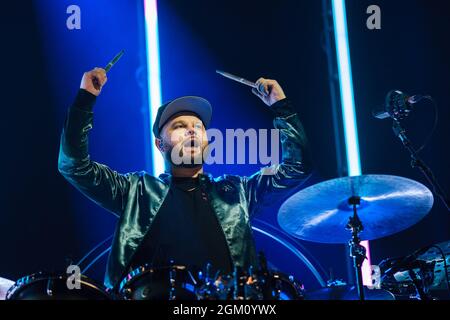 Brighton, Royaume-Uni. Royal Blood joue un concert pour hommes le mercredi 15 septembre 2021 au Brighton Centre, Brighton. Groupe local (de Worthing) Royal Blood se compose du guitariste et chanteur Mike Kerr avec le batteur Ben Thatcher. Photo par crédit : Julie Edwards/Alamy Live News Banque D'Images