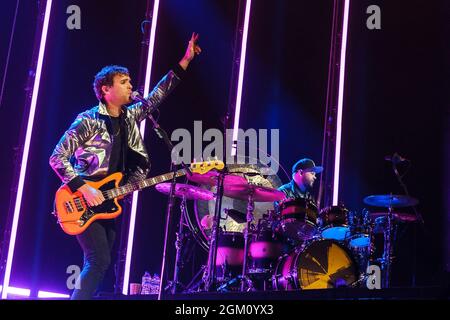 Brighton, Royaume-Uni. Royal Blood joue un concert pour hommes le mercredi 15 septembre 2021 au Brighton Centre, Brighton. Groupe local (de Worthing) Royal Blood se compose du guitariste et chanteur Mike Kerr avec le batteur Ben Thatcher. Photo par crédit : Julie Edwards/Alamy Live News Banque D'Images