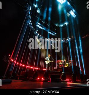 Brighton, Royaume-Uni. Royal Blood joue un concert pour hommes le mercredi 15 septembre 2021 au Brighton Centre, Brighton. Groupe local (de Worthing) Royal Blood se compose du guitariste et chanteur Mike Kerr avec le batteur Ben Thatcher. Photo par crédit : Julie Edwards/Alamy Live News Banque D'Images