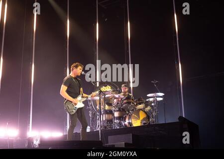 Brighton, Royaume-Uni. Royal Blood joue un concert pour hommes le mercredi 15 septembre 2021 au Brighton Centre, Brighton. Groupe local (de Worthing) Royal Blood se compose du guitariste et chanteur Mike Kerr avec le batteur Ben Thatcher. Photo par crédit : Julie Edwards/Alamy Live News Banque D'Images